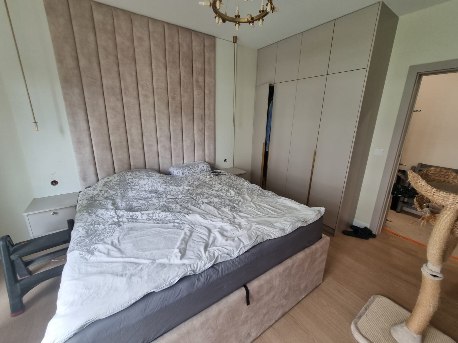 Sypialnia z szafą beżową na wymiar pod sufit — realizacja Innova Meble