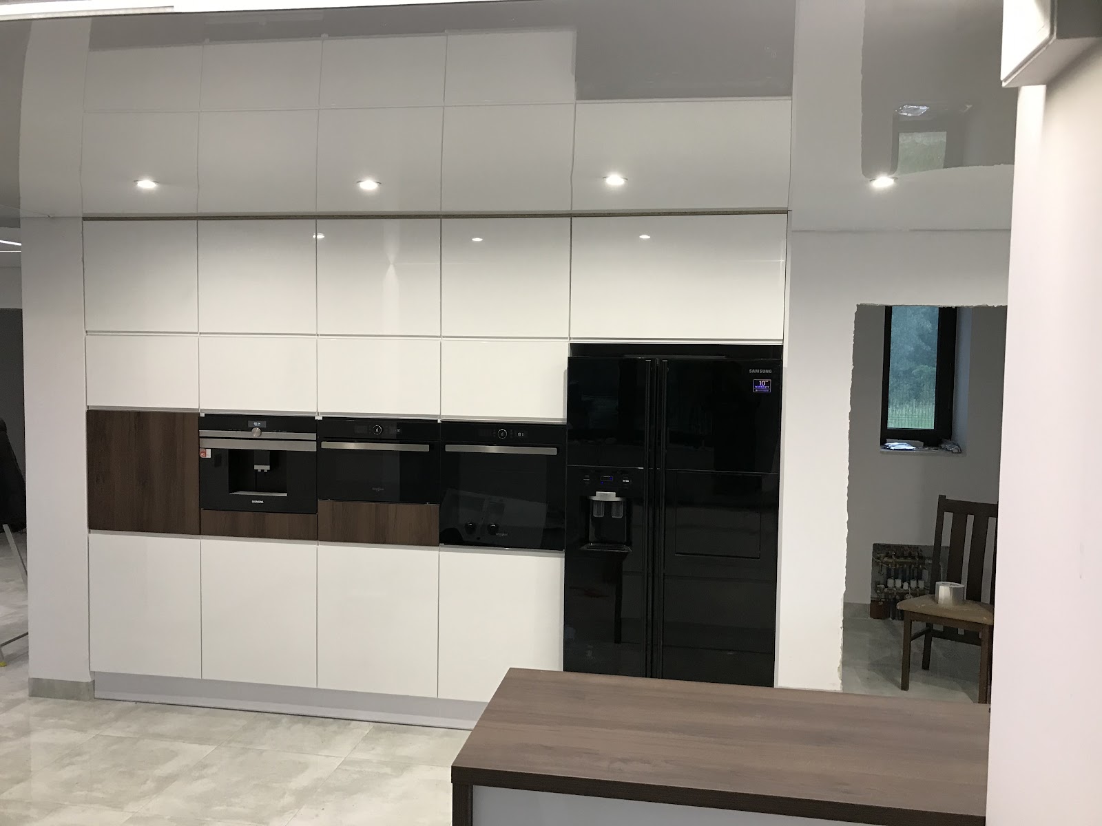 Kuchnia biała połysk z zabudowanym AGD Siemens — realizacja Innova Meble Rybnik